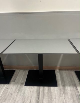 Mesas de oficina metálicas y de madera