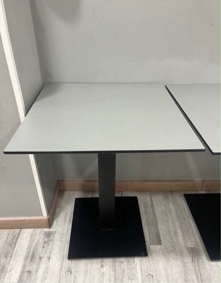 Mesas de oficina metálicas y de madera