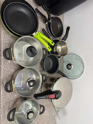 Olla a presión, cazos, sartenes y tapas