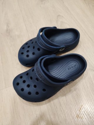 Sandalias crocs talla C11 niño azul