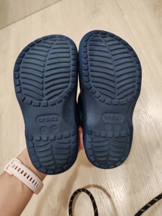 Sandalias crocs talla C11 niño azul