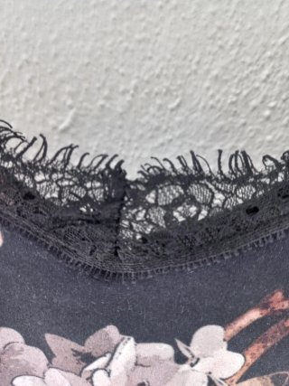 Top lencero floral negro con encaje