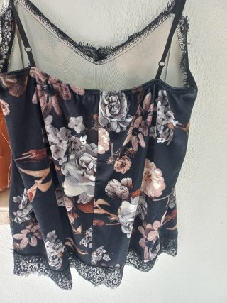 Top lencero floral negro con encaje