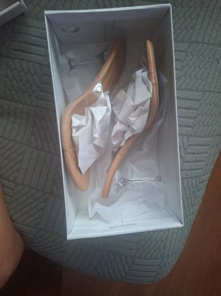 Zapatos de fiesta beige y plateados
