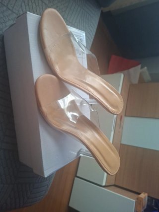 Zapatos de fiesta beige y plateados