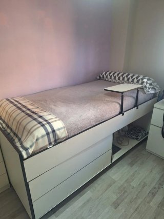 Cama con cajones de gran almacenaje y mesa auxilia