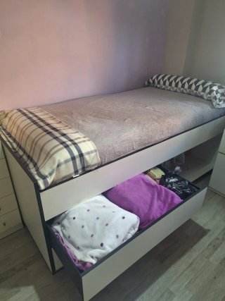 Cama con cajones de gran almacenaje y mesa auxilia