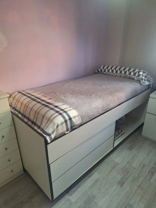 Cama con cajones de gran almacenaje y mesa auxilia