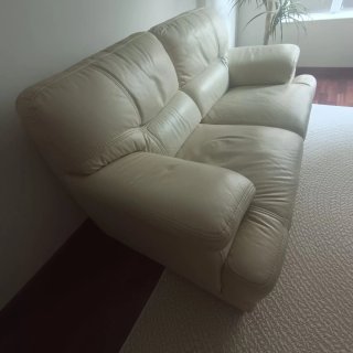 Sofá de 2 plazas de cuero beige