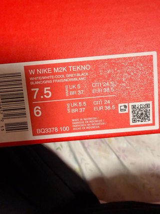 Zapatillas Nike Blancas y Plateadas