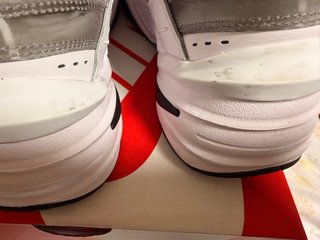 Zapatillas Nike Blancas y Plateadas
