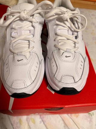Zapatillas Nike Blancas y Plateadas