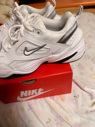 Zapatillas Nike Blancas y Plateadas