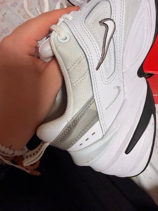Zapatillas Nike Blancas y Plateadas