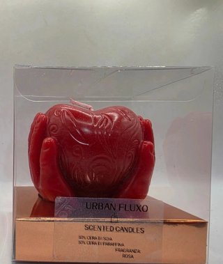 Candela profumata a forma di cuore rossa