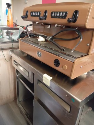 Cafetera profesional con mesa y dos molinos automá