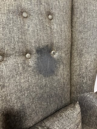 Sillón orejero con reposapiés y cojín