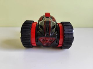 Coche teledirigido RC negro y rojo