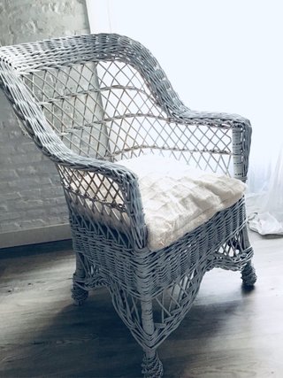 Sillón de mimbre gris perla