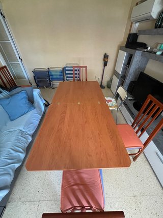 Mesa de comedor y 4 sillas a conjunto.
