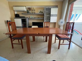 Mesa de comedor y 4 sillas a conjunto.