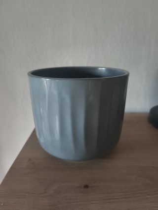 Maceta gris de cerámica