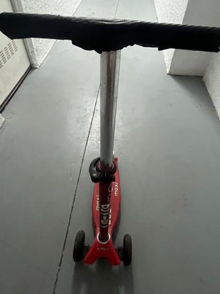 Patinete infantil 3 ruedas rojo. No tiene puños