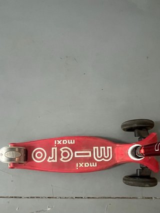 Patinete infantil 3 ruedas rojo. No tiene puños
