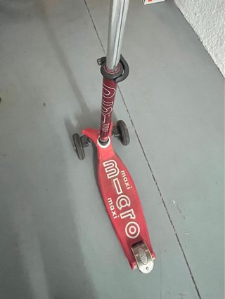 Patinete infantil 3 ruedas rojo. No tiene puños