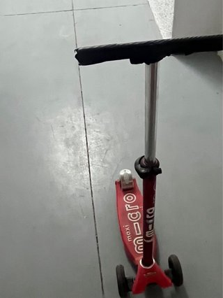 Patinete infantil 3 ruedas rojo. No tiene puños