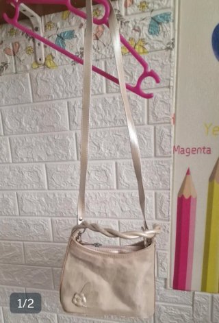 Bolso de mano beige con asa trenzada