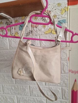 Bolso de mano beige con asa trenzada