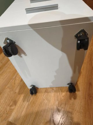Cajonera de oficina gris y blanca