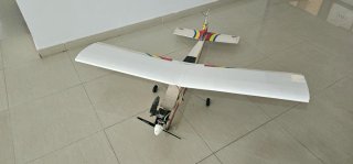 Avión RC Entrenador Ala Alta