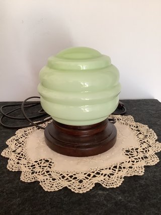Lámpara de mesa antigua de madera y cristal