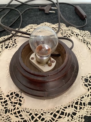 Lámpara de mesa antigua de madera y cristal