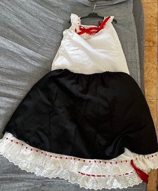 Vestido blanco y negro con volantes