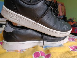 Zapatillas Adidas Negras y Blancas