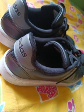Zapatillas Adidas Negras y Blancas