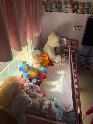 Cama infantil rosa con diseño de castillo