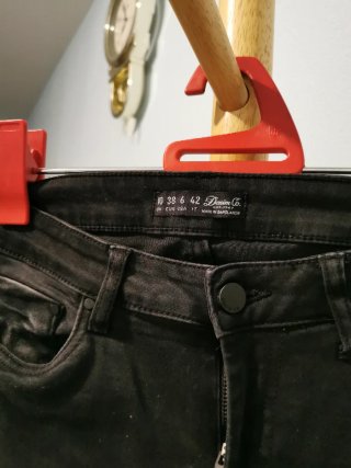 Pantalón pitillo negro desgastado