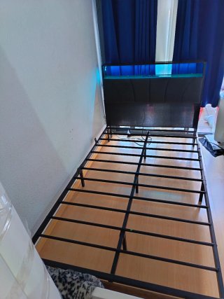 Base Cama con Luces LED y Enchufes.