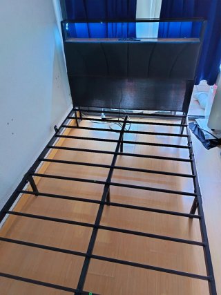 Base Cama con Luces LED y Enchufes.