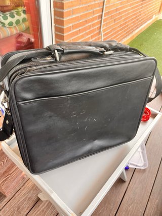 Maletín de cuero negro