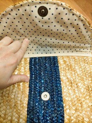 Bolso de paja beige y azul