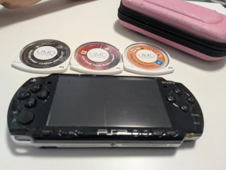 PSP Negra + 3 Juegos + Funda Rosa