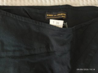 Pantalón ancho con volantes