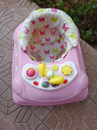 Andador para bebé rosa con juguetes