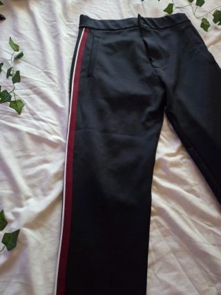 Pantalón deportivo negro con raya lateral