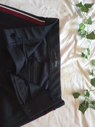 Pantalón deportivo negro con raya lateral
